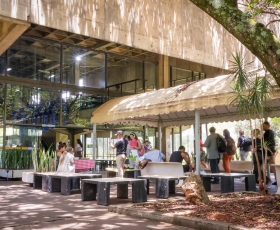 Movimentação durante refeições no Restaurante Universitário (RU). 28/11/2025. Foto: Beto Monteiro/Ascom UnB